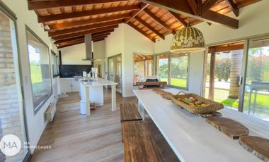 Casa 4 Dormitorios con jardín y pileta - San Marino Funes Hills - Funes | Venta