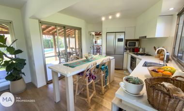 Casa 4 Dormitorios con jardín y pileta - San Marino Funes Hills - Funes | Venta