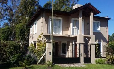 Casa en venta - 4 dormitorios 2 baños - Cochera - 180mts2 - Mar Chiquita