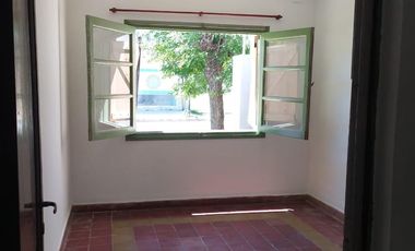 Casa en venta - 2 Dormitorios 1 Baño - Cochera - 328Mts2 - Magdalena