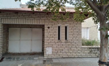 Casa en venta - 2 Dormitorios 1 Baño - Cocheras - 250Mts2 - Pehuajó