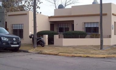 Casa en venta - 3 dormitorios 1 baño - cochera - 161mts2 - Bolívar