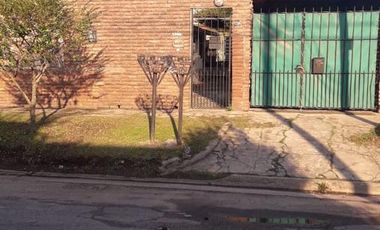 Casa en venta - 2 dormitorios 1 baño - 150mts2 - Quilmes Oeste