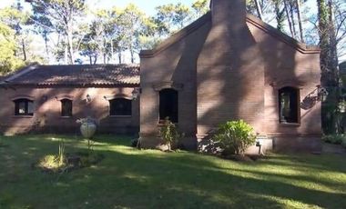 Casa en venta - 4 dormitorios 3 baños - 290mts2 - Carilo