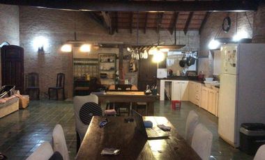 Casa en venta - 4 dormitorios 3 baños - 290mts2 - Carilo