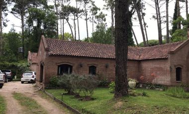 Casa en venta - 4 dormitorios 3 baños - 290mts2 - Carilo