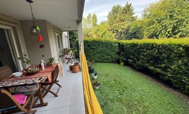 Venta con renta, en PB, galería Jardín, 2 cocheras