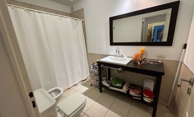 Venta con renta, en PB, galería Jardín, 2 cocheras