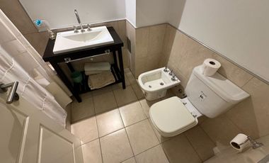 Venta con renta, en PB, galería Jardín, 2 cocheras