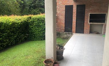 Venta con renta, en PB, galería Jardín, 2 cocheras