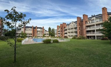 Venta con renta, en PB, galería Jardín, 2 cocheras