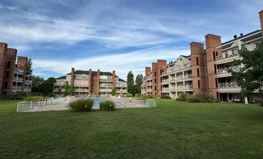 Venta con renta, en PB, galería Jardín, 2 cocheras