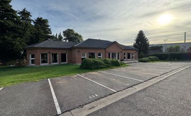 Venta con renta, en PB, galería Jardín, 2 cocheras