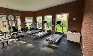 Venta con renta, en PB, galería Jardín, 2 cocheras