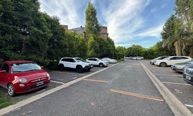 Venta con renta, en PB, galería Jardín, 2 cocheras