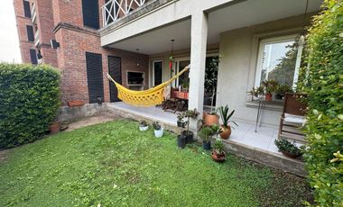 Venta con renta, en PB, galería Jardín, 2 cocheras