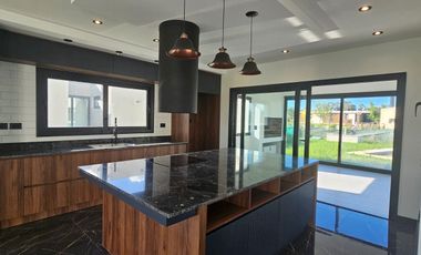 VENTA | CASA EN BARRIO PRIVADO | ARENAS CHICO