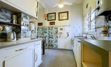 Casa en VENTA con departamento en planta alta, todo a reciclar, en Florida/Vte. López