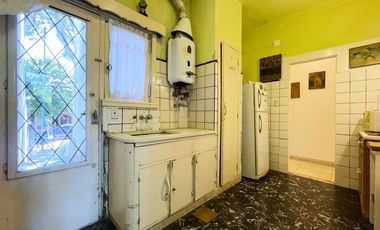 Casa en VENTA con departamento en planta alta, todo a reciclar, en Florida/Vte. López