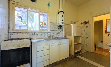 Casa en VENTA con departamento en planta alta, todo a reciclar, en Florida/Vte. López