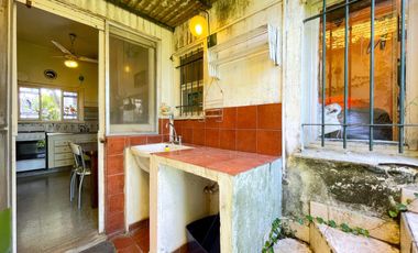 Casa en VENTA con departamento en planta alta, todo a reciclar, en Florida/Vte. López