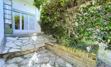 Casa en VENTA con departamento en planta alta, todo a reciclar, en Florida/Vte. López