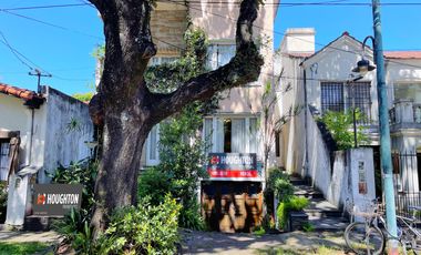 Casa en VENTA con departamento en planta alta, todo a reciclar, en Florida/Vte. López