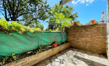 Casa en VENTA con departamento en planta alta, todo a reciclar, en Florida/Vte. López