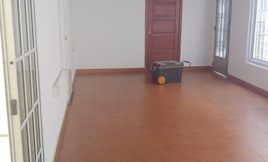 Casa en venta - 2 Dormitorios 3 Baños - Local - 353Mts2 - Caseros