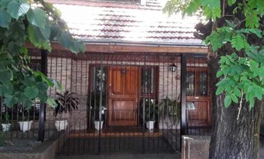 Casa en venta - 3 dormitorios 3 baños - 256mts2 - Quilmes