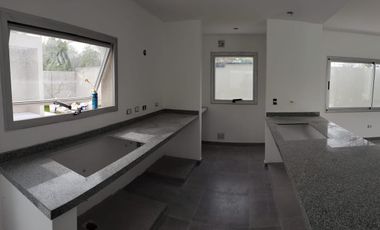 Casa venta 3 dormitorios 4 baños 720mts2 totales - Villa Elisa