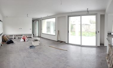 Casa venta 3 dormitorios 4 baños 720mts2 totales - Villa Elisa