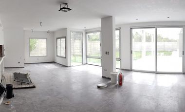 Casa venta 3 dormitorios 4 baños 720mts2 totales - Villa Elisa