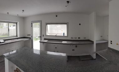 Casa venta 3 dormitorios 4 baños 720mts2 totales - Villa Elisa