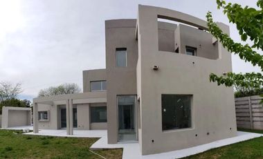 Casa venta 3 dormitorios 4 baños 720mts2 totales - Villa Elisa