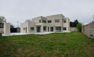 Casa venta 3 dormitorios 4 baños 720mts2 totales - Villa Elisa