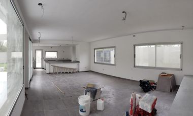 Casa venta 3 dormitorios 4 baños 720mts2 totales - Villa Elisa