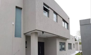 Casa venta 3 dormitorios 4 baños 720mts2 totales - Villa Elisa
