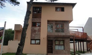 Casa en venta - 3 dormitorios 2 baños - Cochera - 115mts2 - San Bernardo Del Tuyu