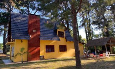 Casa en venta - 5 Dormitorios 2 Baños - 270Mts2 - La Lucila Del Mar