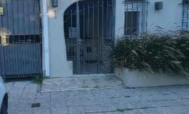 Casa en venta - 2 dormitorios 1 baño - 95mts2 - Lomas de Zamora