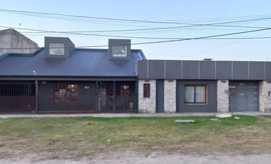 Casa venta - 4 dormitorios 3 baños - 459mts2 totales - Berisso