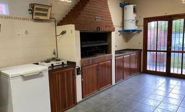 Casa en venta - 4 dormitorios 3 baños - Cochera - 600mts2 - Mar De Ajó