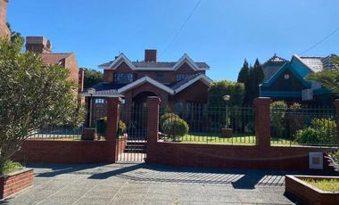 Casa en venta - 4 dormitorios 3 baños - Cochera - 600mts2 - Mar De Ajó