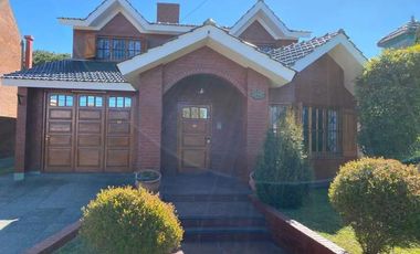 Casa en venta - 4 dormitorios 3 baños - Cochera - 600mts2 - Mar De Ajó