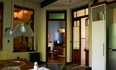 Casa antigua reciclada frente a la plaza principal de Lobos