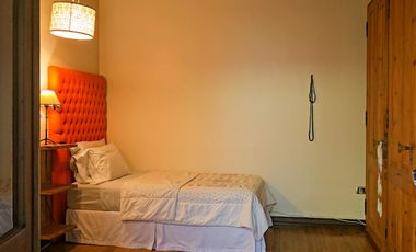 Casa antigua reciclada frente a la plaza principal de Lobos