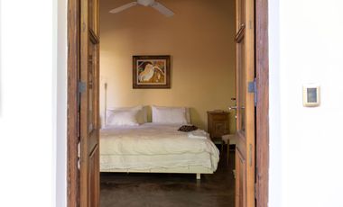 Casa antigua reciclada frente a la plaza principal de Lobos