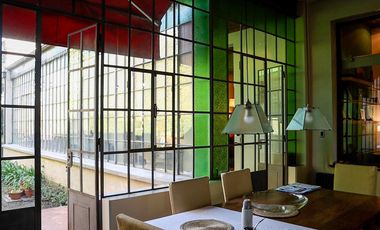 Casa antigua reciclada frente a la plaza principal de Lobos