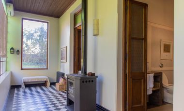 Casa antigua reciclada frente a la plaza principal de Lobos